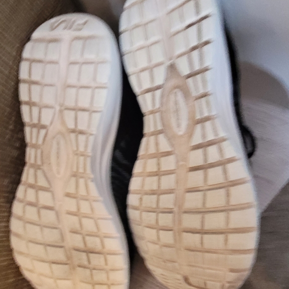 Barely worn fila tennis shoes - Picture 4 of 4
